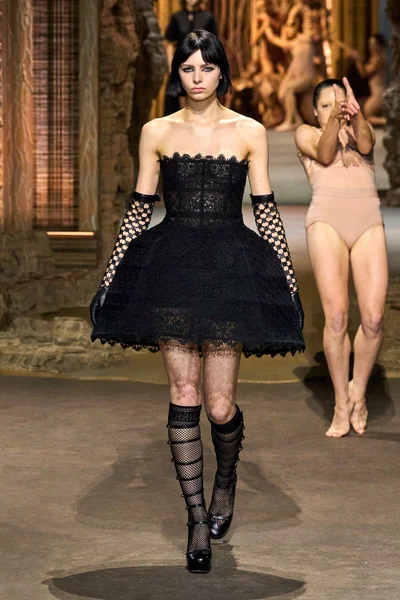 Look 10